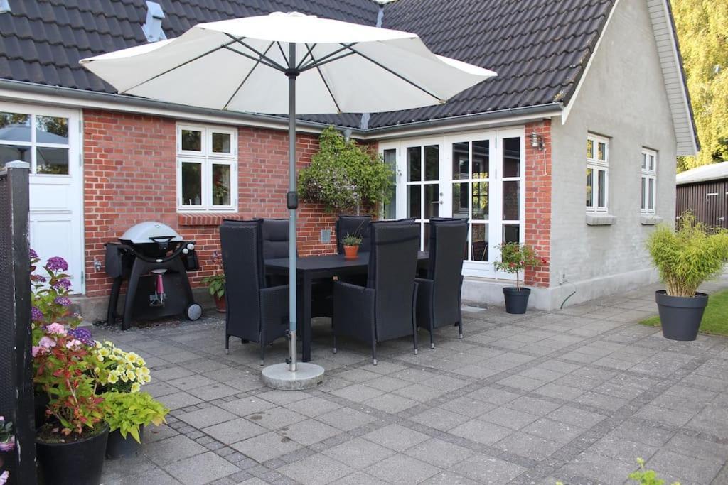 Large Modern Family Room - “Arnely” Tommerup Exteriér fotografie